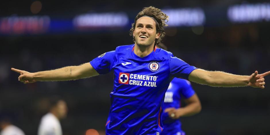 Santiago Giménez festeja un gol con Cruz Azul en el pasado Guard1anes 2021 de la Liga MX.