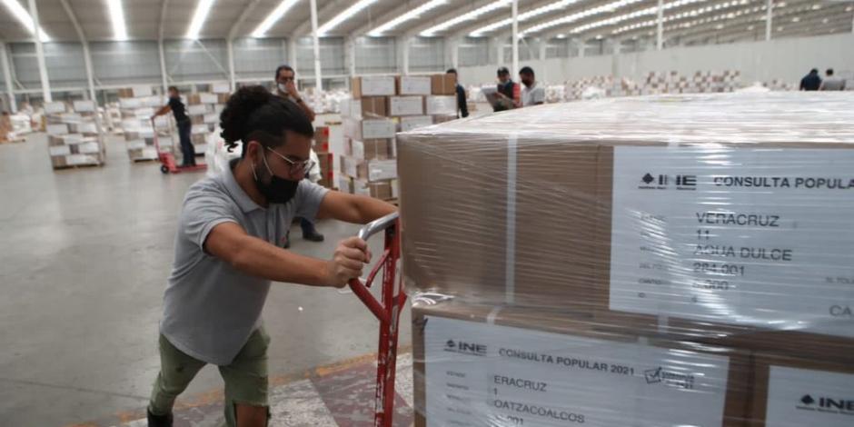 El INE arrancó con la distribución de más de 93 millones de papeletas para la consulta popular del 1 de agosto.
