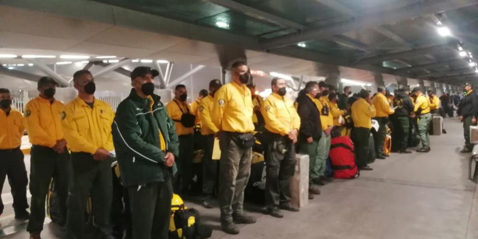 Combatientes mexicanos de incendios forestales, listos para su vuelo a Canada.