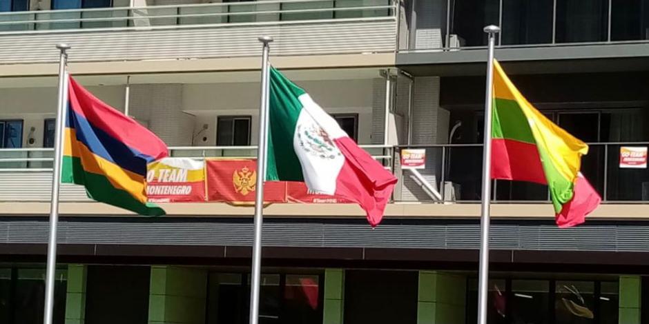 La Bandera de México en la Villa Olímpica de Tokio.