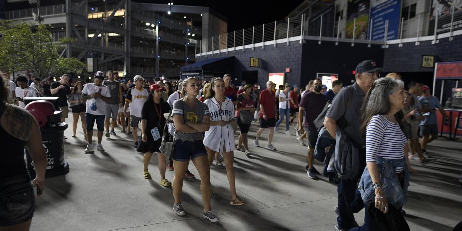 Aficionados desalojan Nationals Park después de que se escucharon balazos cerca del recinto durante el duelo de MLB entre Nationals y Padres.