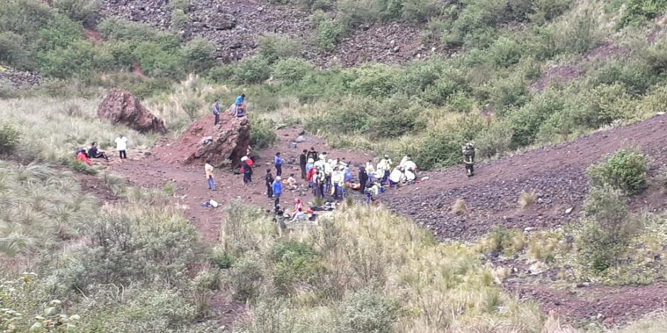 Autoridades trabajan en el rescate de 6 personas en el volcán Xitle, en Tlalpan; reportan un muerto.