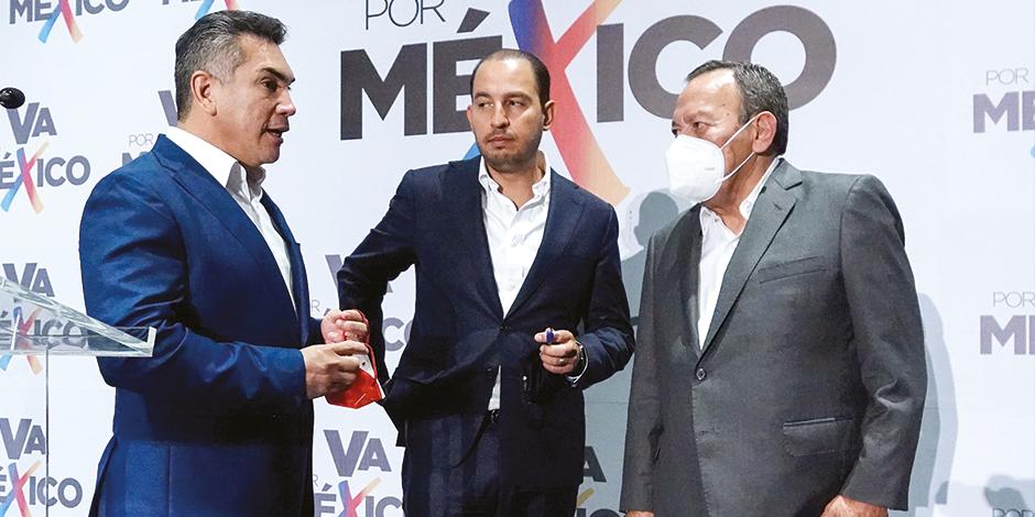 De IZQ. a der.: Alejandro Moreno (PRI), Marko Cortés (PAN) y Jesús Zambrano (PRD), el pasado 6 de julio..