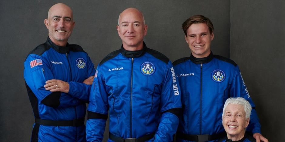 Jeff Bezos viajará al espacio junto con su hermano Mark Bezos, la piloto Wally Funk de 82 años y el estudiante neerlandés Oliver Daemen de 18 años. 