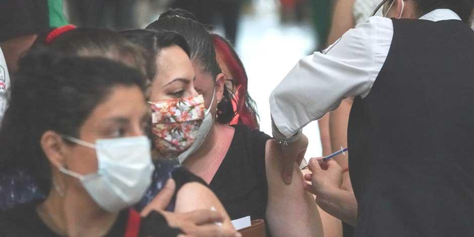 Maestras reciben la vacuna CanSino contra COVID-19 en la Ciudad de México