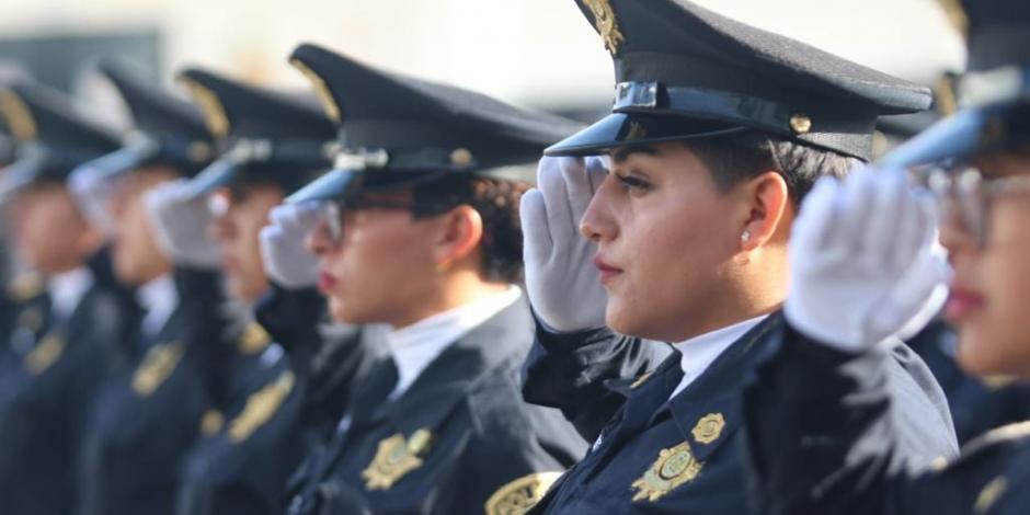 Policías capitalinos, durante la ceremonia de graduación de la generación 277.