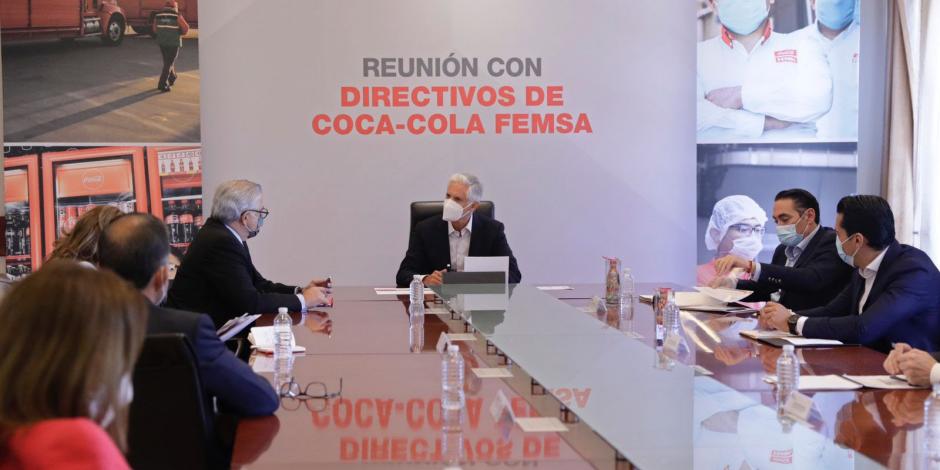 El gobernador Alfredo del Mazo (der.) con directivos de la empresa, ayer.