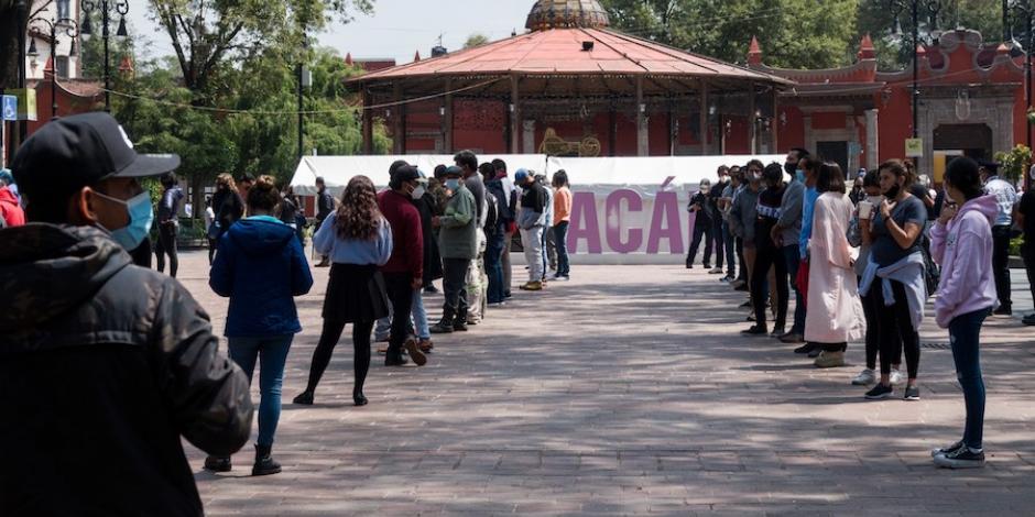 Decenas de personas esperan turno en el Jardín Hidalgo, en Coyoacán, para hacerse la prueba Covid.