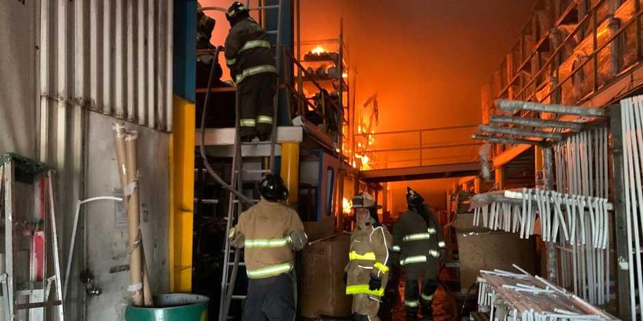 Bomberos controlan incendio en empresa de Tlalnepantla