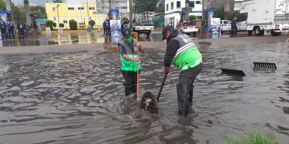 Brigadas del Sistema de Aguas de la Ciudad de México acudieron a distintos puntos de la capital debido a los encharcamientos registrados por las lluvias.