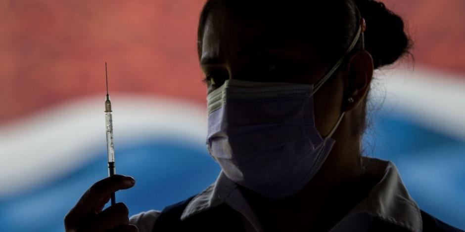 Una enfermera prepara una dosis de Sputnik V en la unidad de vacunación de la Arena Ciudad de México.