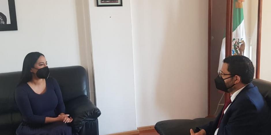 El secretario de Gobierno de la CDMX, Martí Batres, en reunión con la alcaldesa electa en Cuauhtémoc, Sandra Cuevas, el lunes.