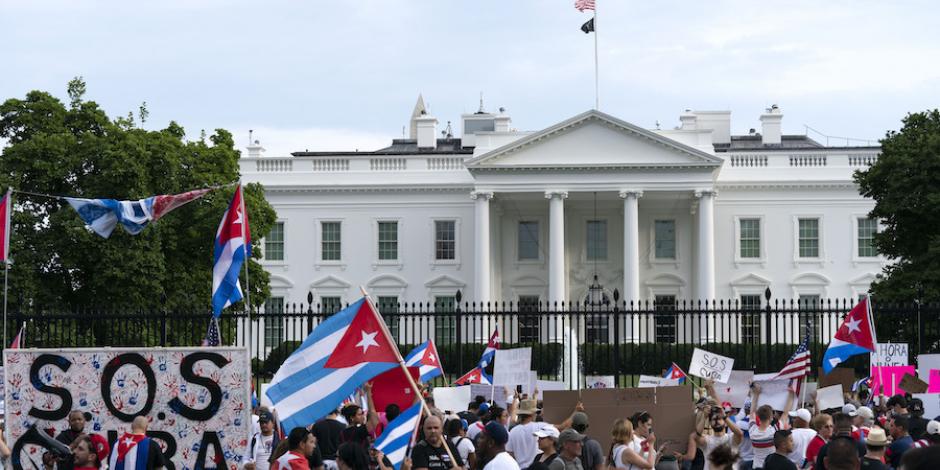 Cubanos en el exilio en Miami planean partir a la isla desde la Guardia Costera a bordo de un barco, en apoyo a las protestas de sus compatriotas; en la imagen, manifestación contra el gobierno de Diaz-Canel .