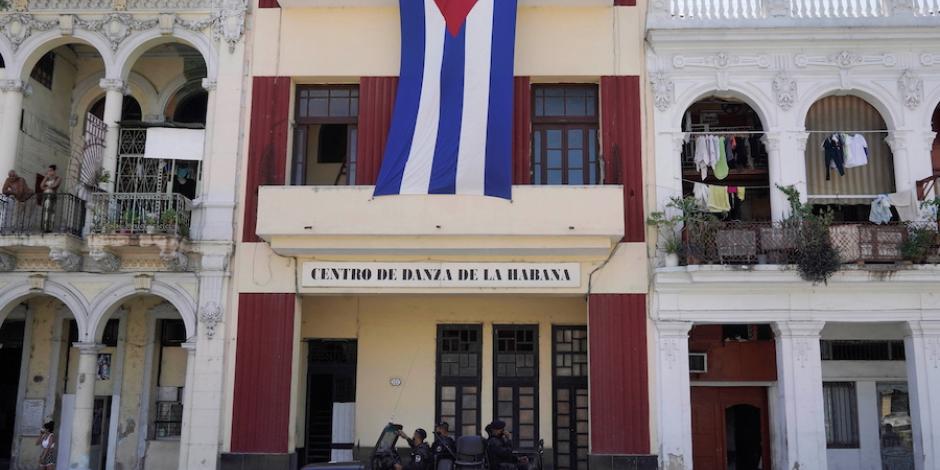 Fuerzas especiales  pasan bajo bandera cubana durante una patrulla, en el La Habana, ayer.