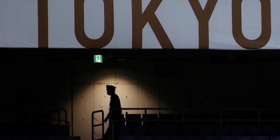 Un vigilante recorre las gradas vacías, ayer en el Estadio Internacional de Yokohama.