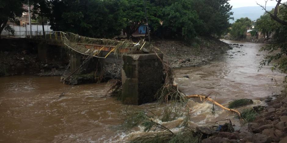 El agua de un arroyo en San Juan de los Lagos, Jalisco, presento un aumento en la corriente derivado de fuertes lluvias en la región.