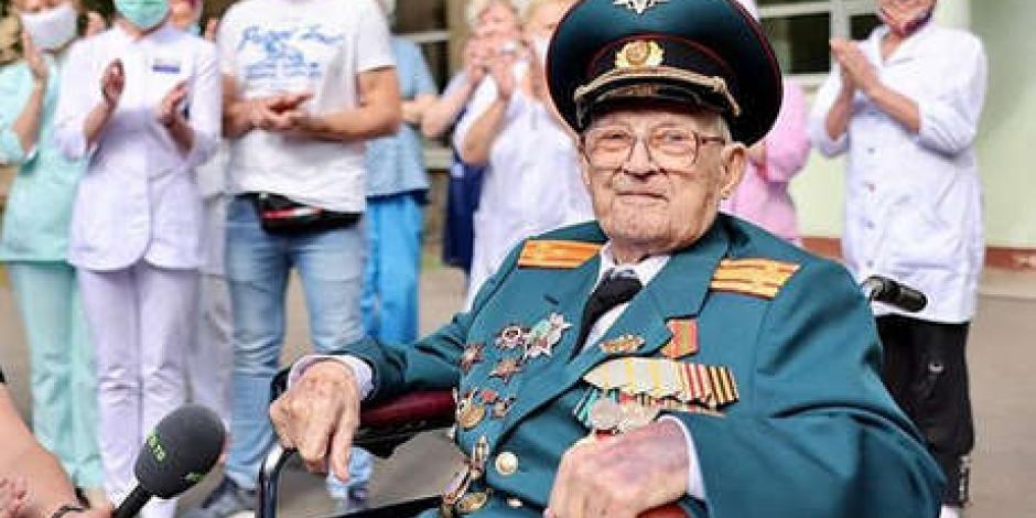 El veterano ruso de 102 años se ha vuelto uno de los pocos pacientes de más de 100 años que han logrado superar al COVID-19