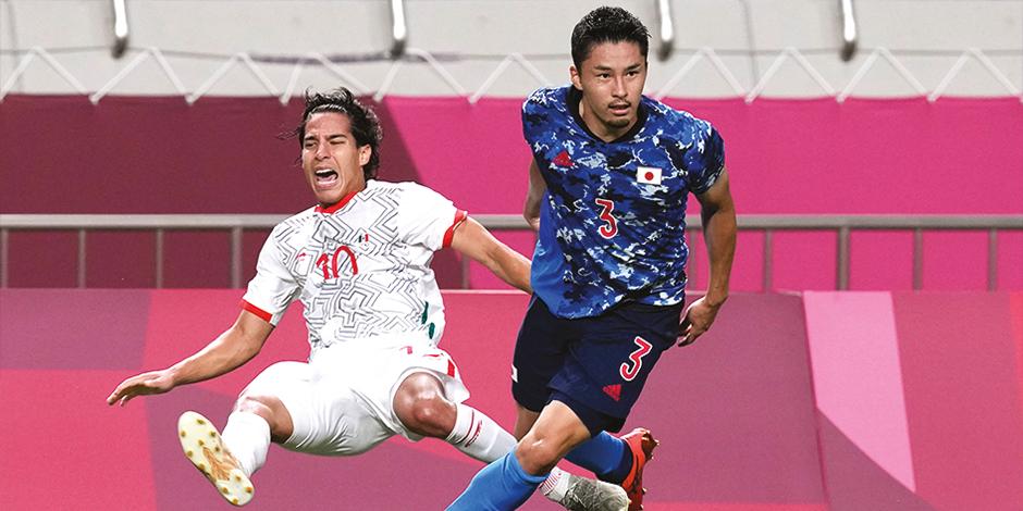 Diego Lainez cae al césped tras ser superado por Yuta Nakayama, ayer en el Estadio de Saitama.