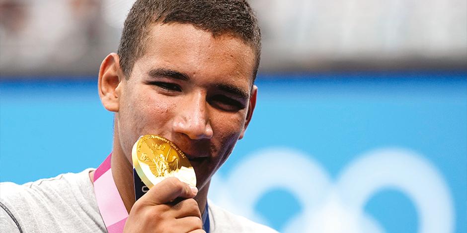 El nadador de Túnez con su medalla olímpica.