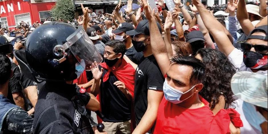 Protestan tunecinos, horas antes de la suspensión del parlamento, ayer.