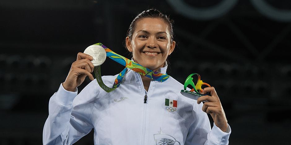 María Espinoza al ganar su presea de plata en 2016.