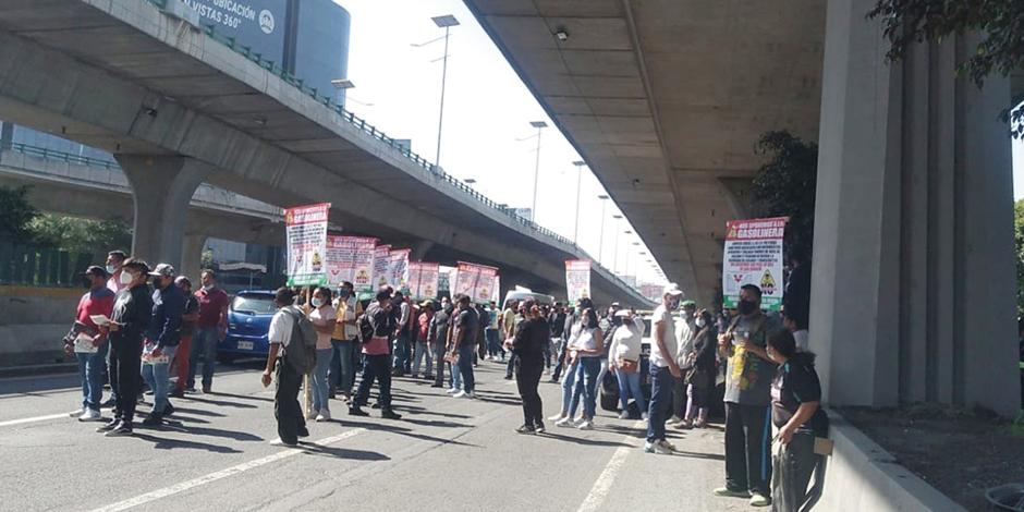 Los manifestantes bloquean los carriles centrales y laterales del Periférico, para ser escuchados.
