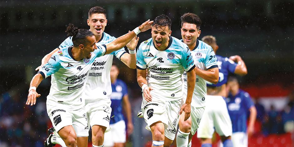Jugadores del Mazatlán celebran uno de sus dos goles de ayer en el Azteca.