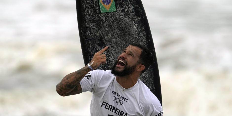 El brasileño Ítalo Ferreira celebra tras ganar la medalla de oro en Tokio 2020