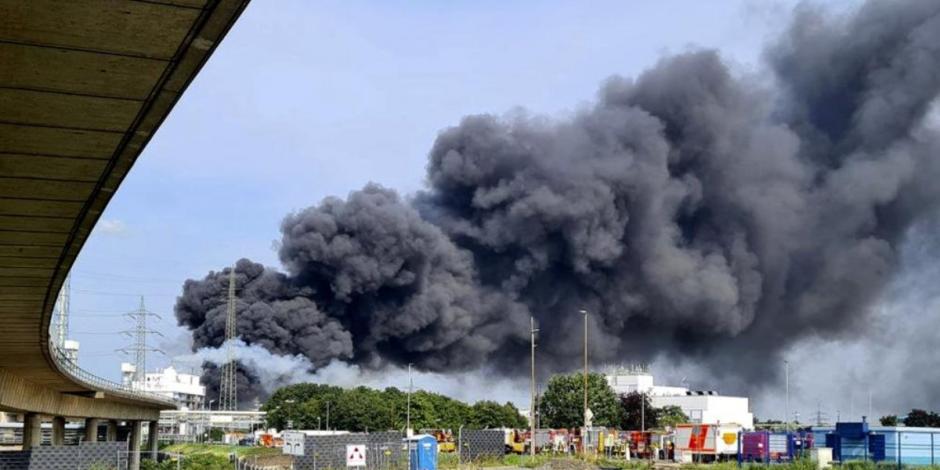 Una nube negra de humo se alza sobre un parque industrial en Leverkusen, Alemania.
