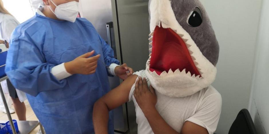 Hombre de Puebla llega con disfraz de "Tiburón" a vacunarse contra COVID-19