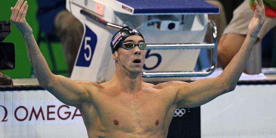 Michael Phelps celebra después de ganar una de su medallas olímpicas. El nadador estadounidense le envió un mensaje a México en el marco de Tokio 2020.