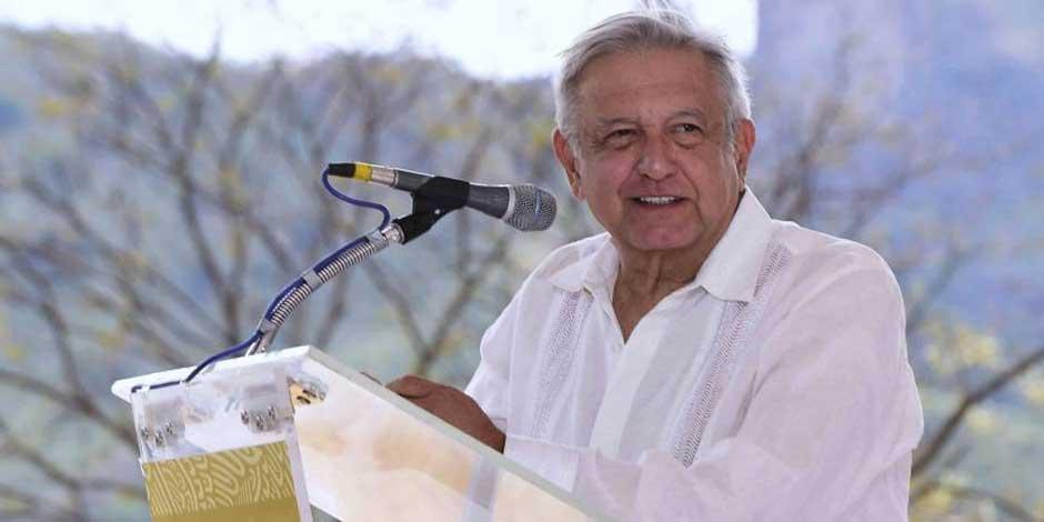 El Presidente, Andrés Manuel López Obrador, durante la supervisión de una obra carretera en Badigaruato-Guadalupe y Calvo, en marzo de 2020
