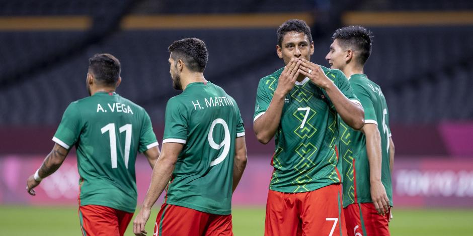 Jugadores del Tri celebran un gol en el duelo de México vs. Sudáfrica en los Juegos Olímpicos de Tokio 2020.