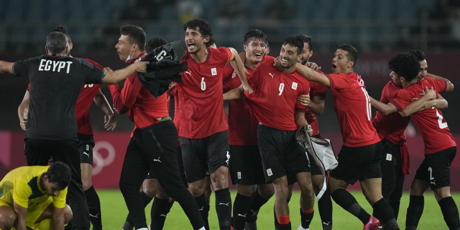 Futbolista de la Selección de Egipto celebran su victoria sobre Australia, con la cual obtuvieron su pase a cuartos de final del torneo de futbol varonil en Tokio 2020.