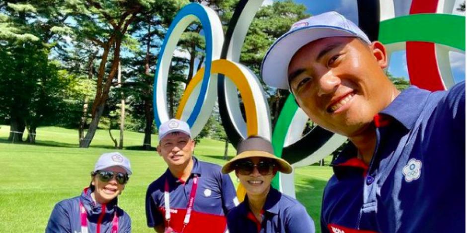 El golfista taiwanés Pan Cheng-tsung con su esposa y su equipo en los Juegos Olímpicos de Tokio 2020.