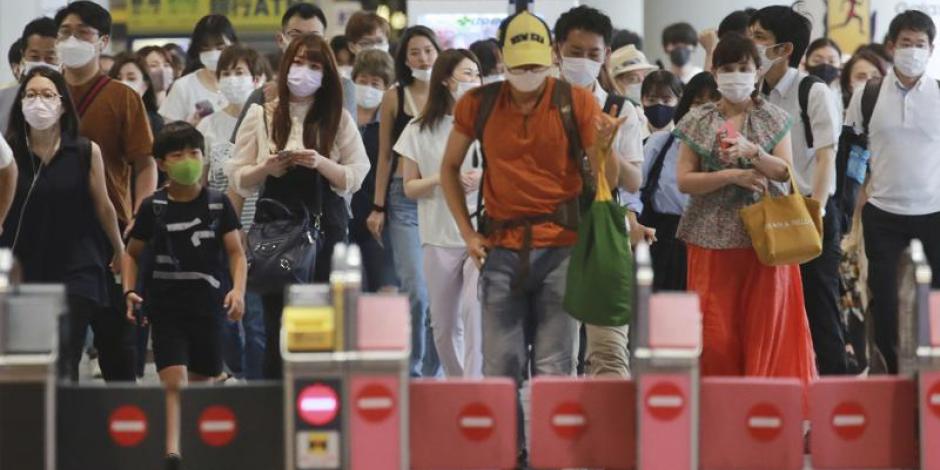 Gente usando cubrebocas en la capital de Japón, sede de los Juegos Olímpicos de Tokio 2020