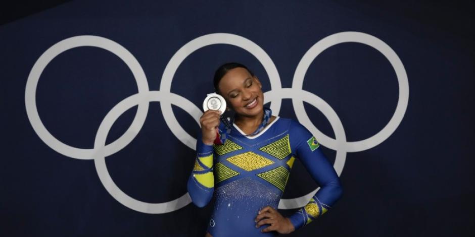Rebeca Andrade posa con la medalla de plata en los Juegos Olímpicos de Tokio 2020.