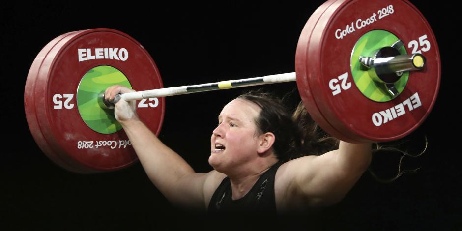 La pesista neozelandeza Laurel Hubbard durante una competencia en 2018. En Tokio 2020 participará en la categoría femenina de 87 kilos.