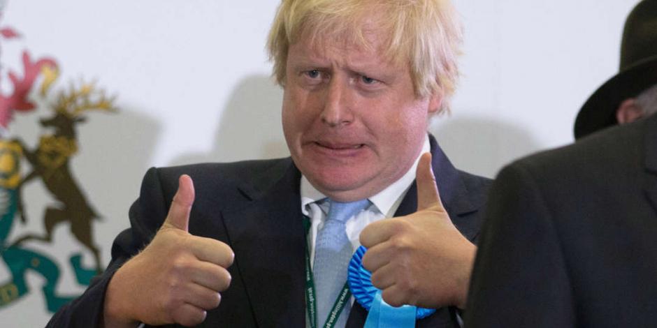 El primer ministro británico Boris Johnson y su lucha para abrir un paraguas rompieron con la seriedad en una ceremonia oficial