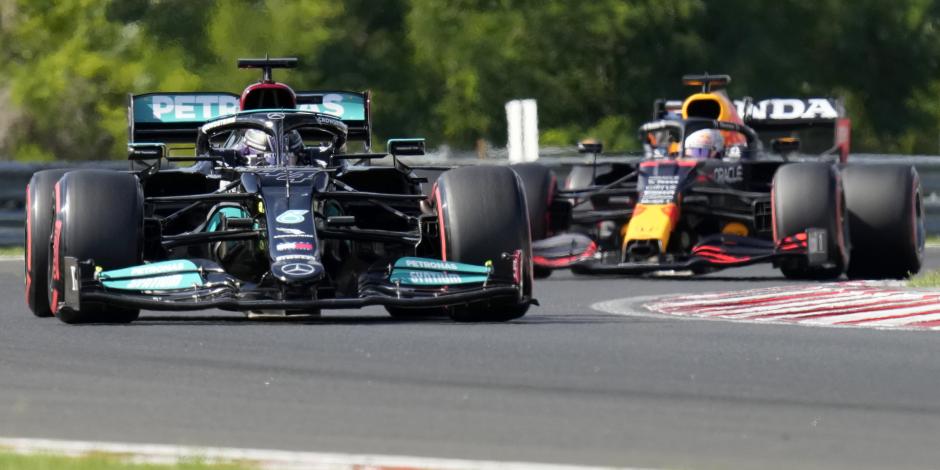 Lewis Hamilton conduce su monoplaza mientras atrás de él va Max Verstappen