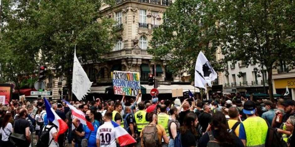 Miles protestan en Francia contra la aprobación de la ley sanitaria COVID-19