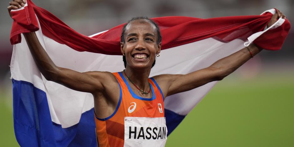 Sifan Hassan celebra su victoria en los 5,000m femenil de atletismo en Tokio 2020.