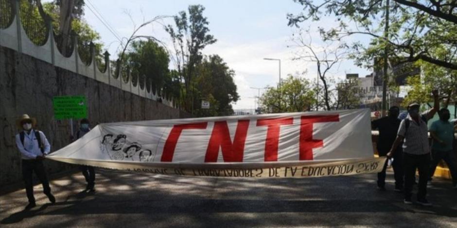 Los integrantes de la CNTE exigen el pago de salarios.