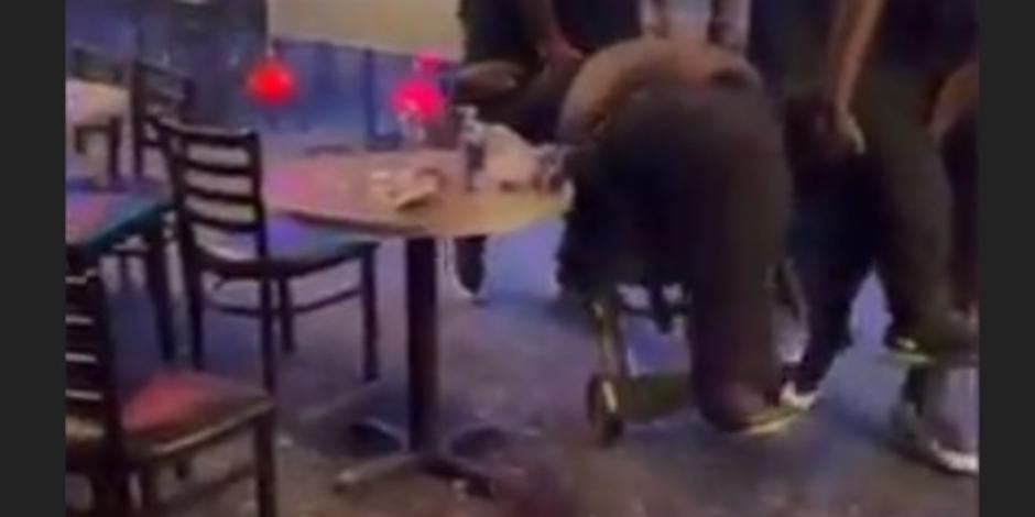 Este hombre salió de un bar en carretilla; guardias lo sacaron sin moverlo de su silla