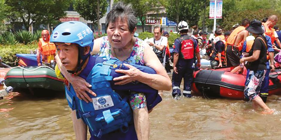 Rescatistas trasladan a los ciudadanos de Henan, la semana pasada.
