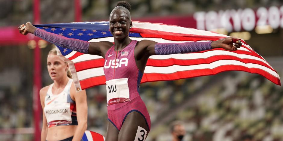 Athing Mu celebra con la bandera de Estados Unidos tras su triunfo en los 800m femenil en Tokio 2020.