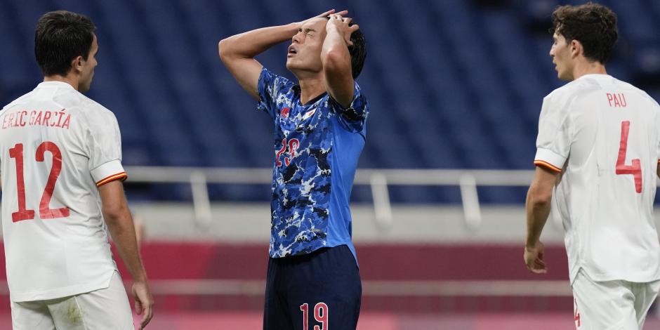 Daichi Hayashi se lamenta en el duelo de semifinales de futbol varonil entre Japón y España en Tokio 2020.