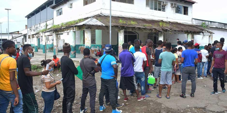 Migrantes Solicitan Asilo en Tapachula, Chiapas; decenas de ellos llegan a las oficinas de la COMAR a pedir refugio