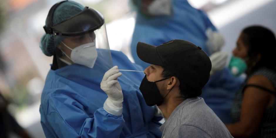 “La vacunación ya no va a cambiar la gran inercia que lleva esta escarpada de casos (de COVID)", dijo Alejandro Macías.