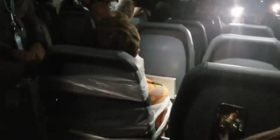 Un pasajero fue amarrado con cinta adhesiva a su asiento durante un vuelo de la aerolínea Frontier Airlines.